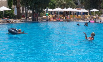 Innenpool, 2 Außenpools, Sonnenschirme, Liegestühle