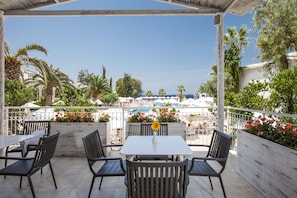 4 restaurants, breakfast, lunch, dinner served; seafood