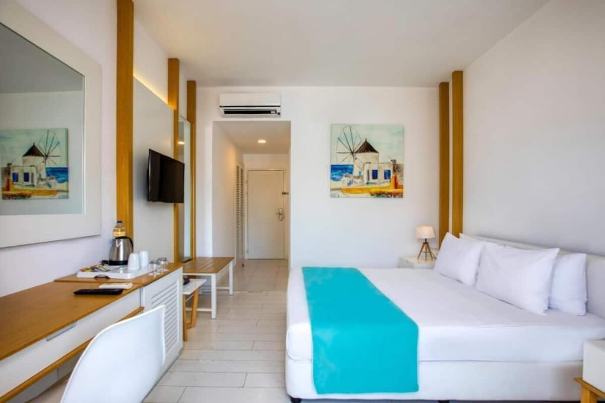 Junior Suite with Sea View | Minibar, in-room safe, blackout curtains, soundproofing