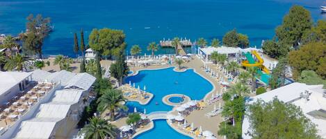 Piscine couverte, 2 piscines extérieures, parasols de plage