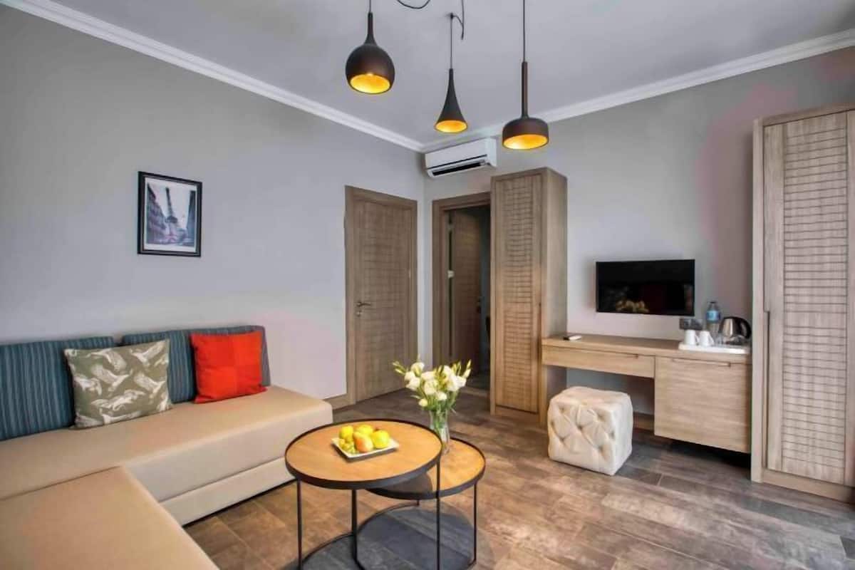 Living area | LCD TV, table tennis