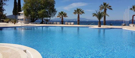 Una piscina cubierta, 2 piscinas al aire libre, sombrillas, tumbonas