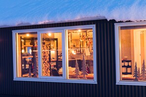 住宿正面 - 傍晚/夜晚