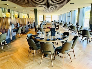 3 restaurants, breakfast, lunch, dinner served; international cuisine