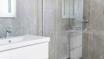 Doppia Standard | Bagno | Doccia, set di cortesia gratuito, asciugacapelli, asciugamani