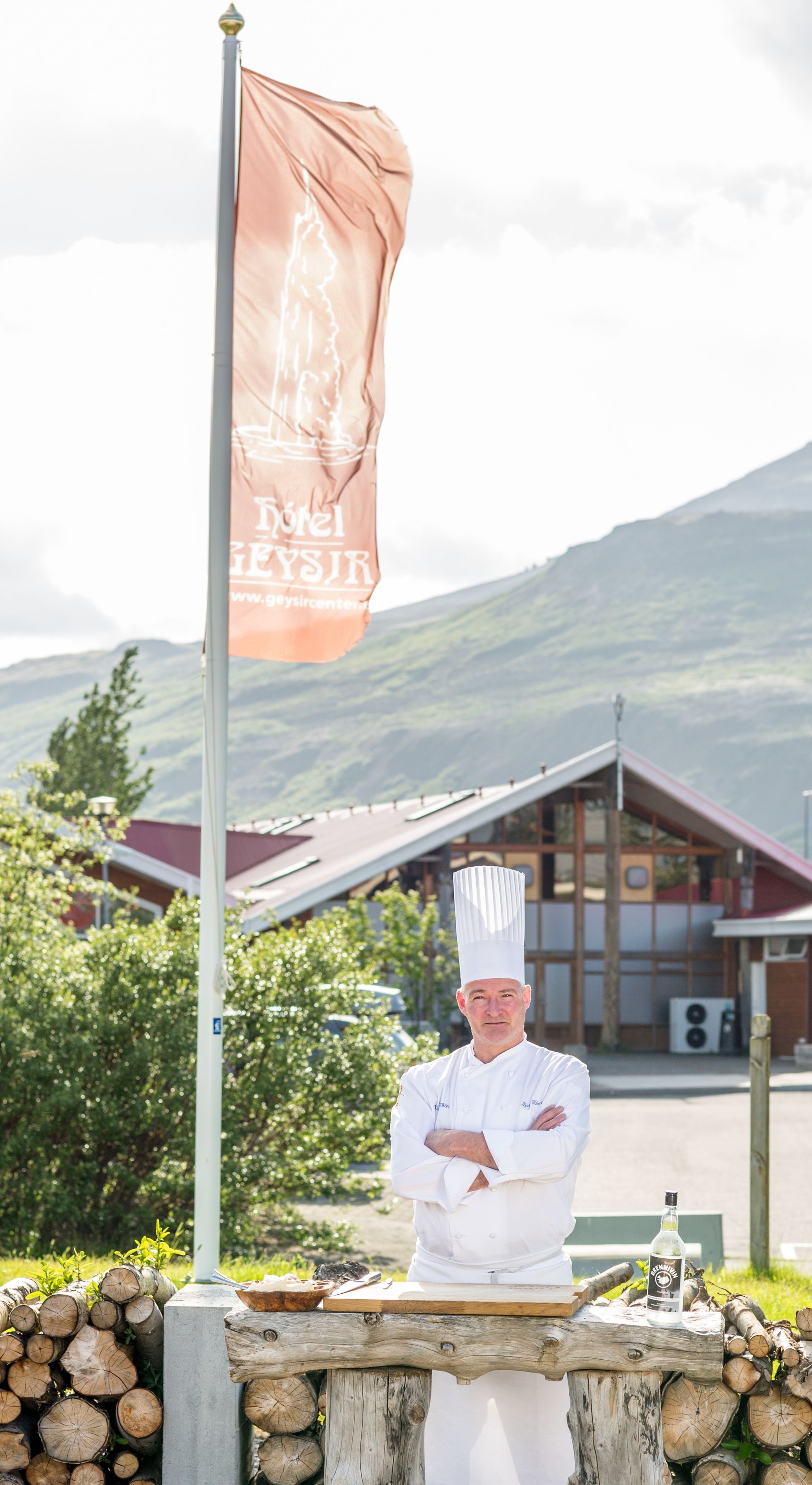 3 restaurants, breakfast, lunch, dinner served; international cuisine