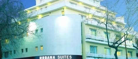 Vista frontal de la propiedad por la tarde o noche