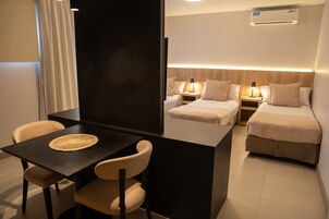 Habitación triple ejecutiva | 1 dormitorio, ropa de cama de alta calidad, edredones de plumas