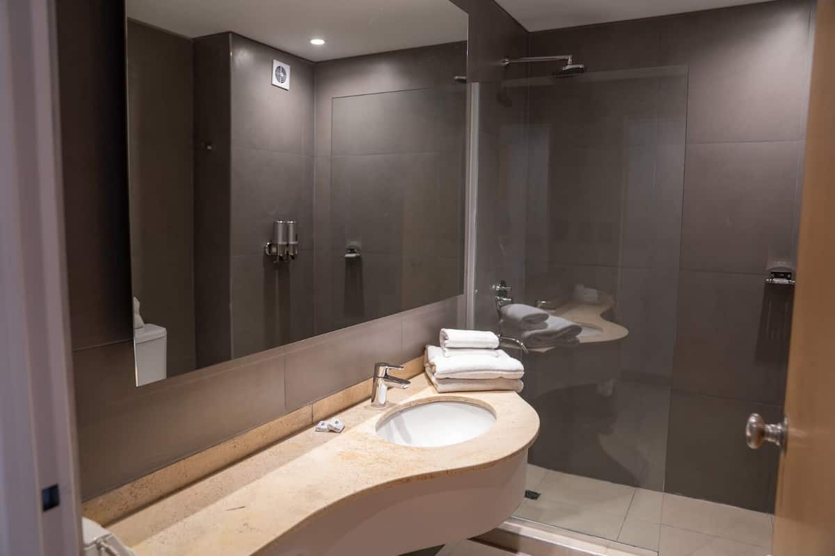 combined shower/bathtub, rainfall showerhead, free toiletries