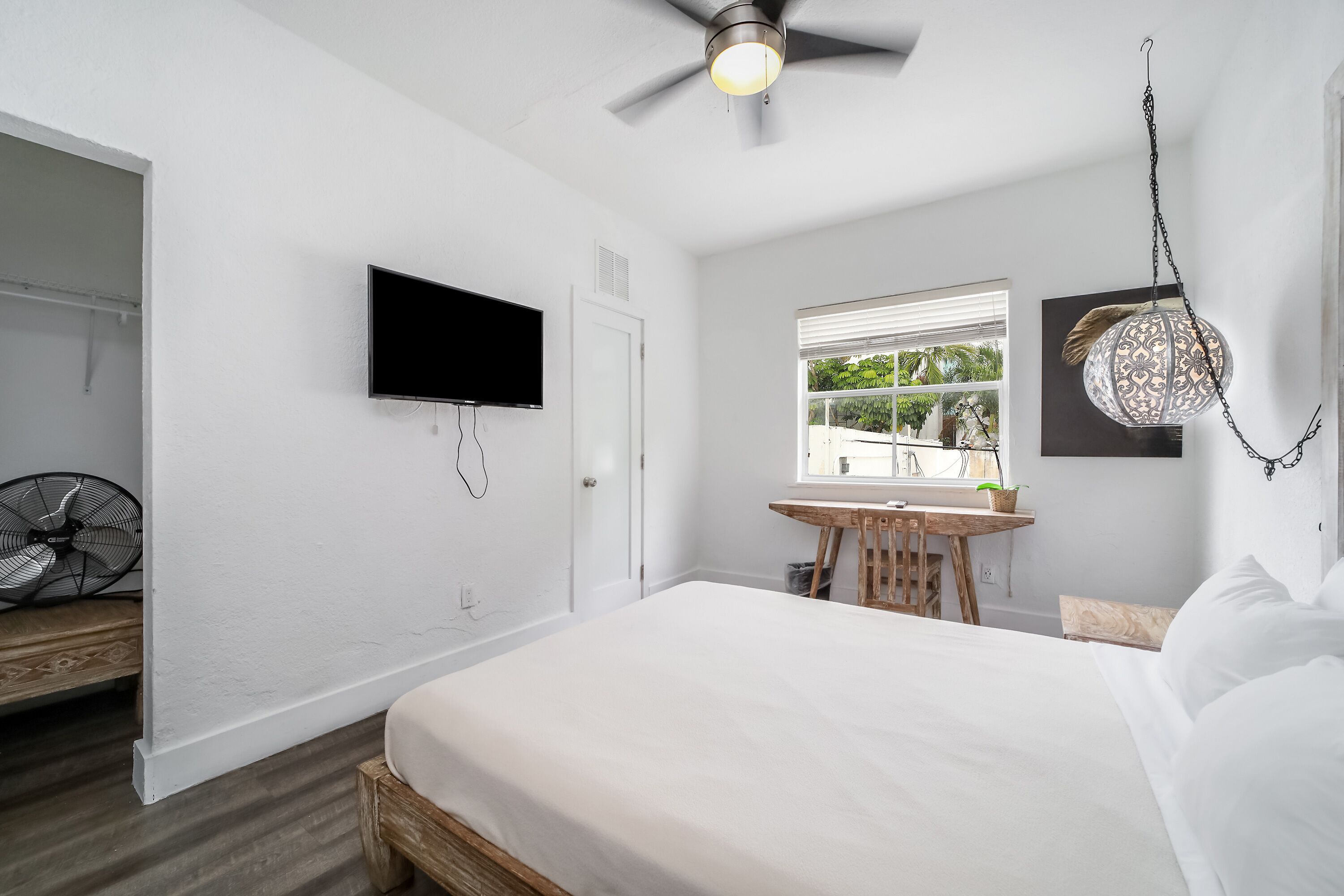 Rum - 1 semidubbelsäng - icke-rökare - mikrovågsugn | Individuell inredning, unika möbler, skrivbord och arbetsyta för laptop