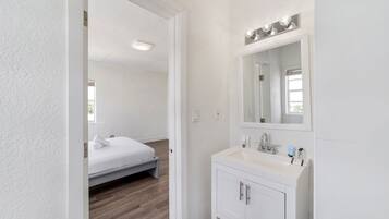 Superior-Zimmer, 1 Queen-Bett, Kochnische | Badezimmer | Dusche, Haartrockner, Handtücher, Seife