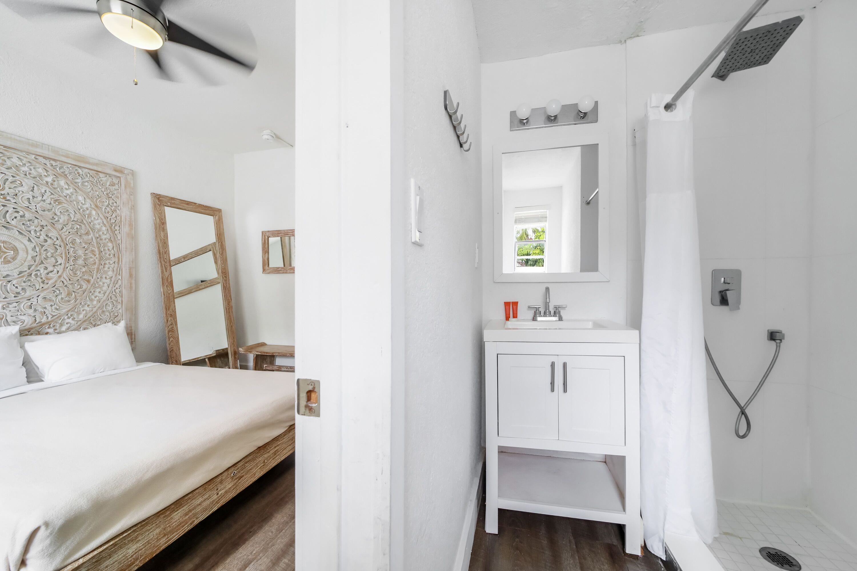 Habitación estándar, 1 cama Queen size, cocineta (Self check-in) | Baño | Regadera, secadora de cabello, toallas, jabón 