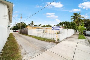 المنطقة المحيطة بالمنشأة