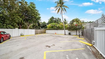 المنطقة المحيطة بالمنشأة