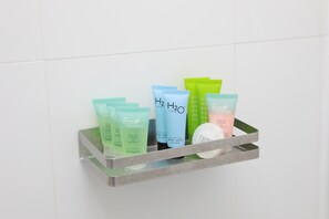 Quarto família, várias camas, cozinha americana | Comodidades do banheiro | Chuveiro, secador de cabelo, toalhas de banho, sabonete