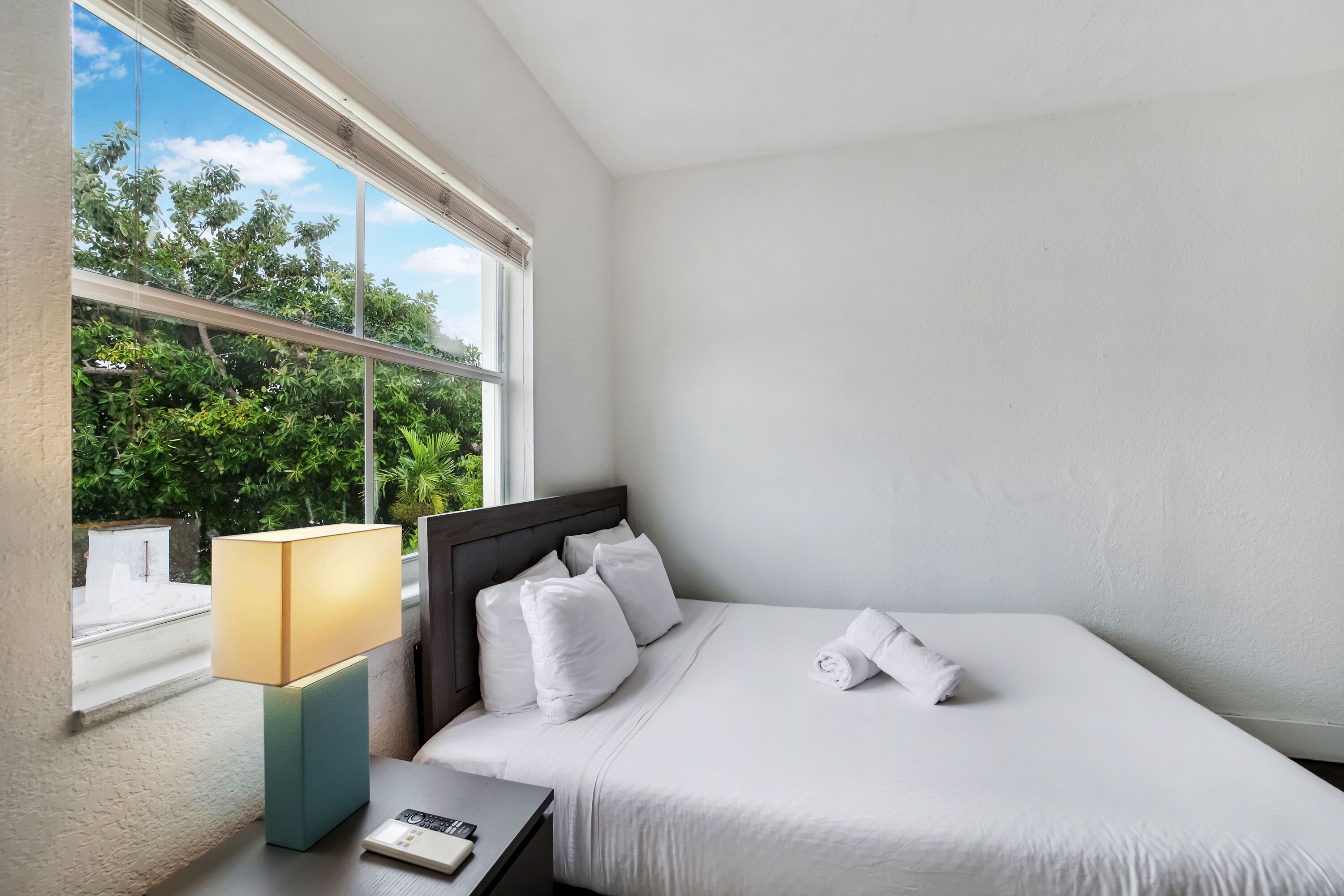 Comfort-rum - 1 queensize-säng - icke-rökare - mikrovågsugn | Individuell inredning, unika möbler, skrivbord och arbetsyta för laptop