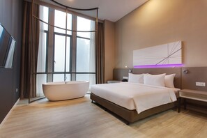 Minibar, coffres-forts dans les chambres, bureau