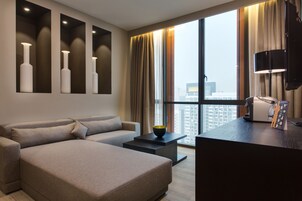 小型套房 | 客厅 | LED 电视、电脑显示器