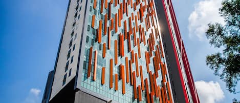 Vista frontal de la propiedad