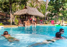 Una piscina al aire libre, tumbonas