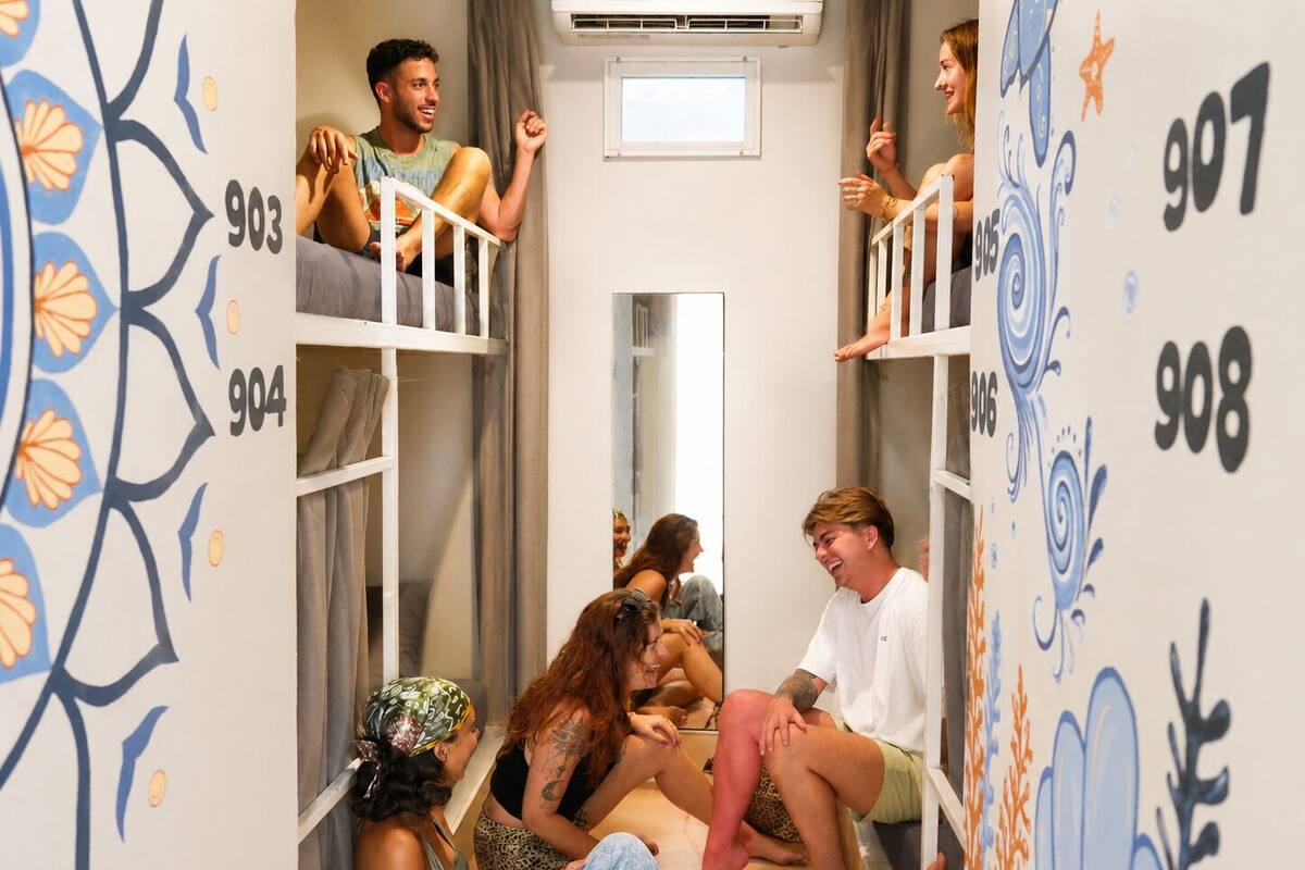 Mixed Dorm 8 Beds | Cofres nos quartos, Wi-Fi de cortesia, roupa de cama