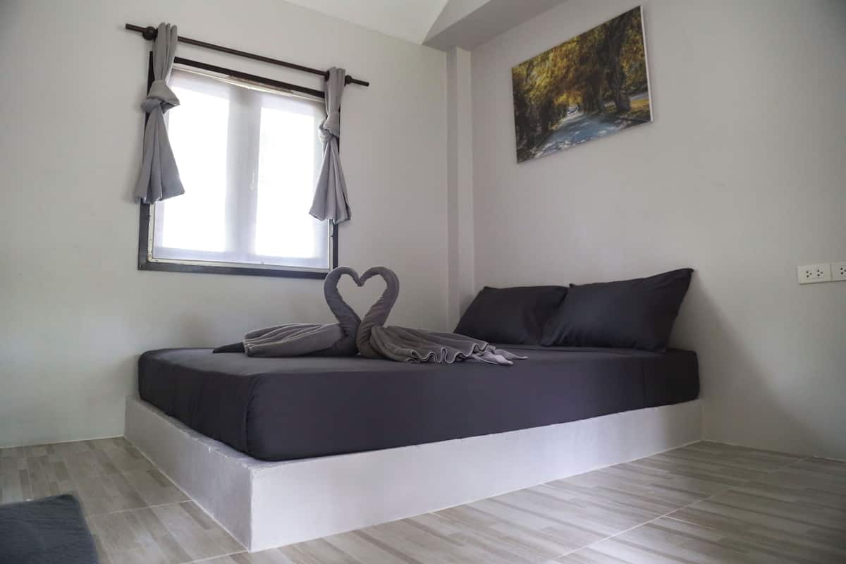 Quarto moderno com cama embutida, janela com cortinas, pintura na parede e piso claro.