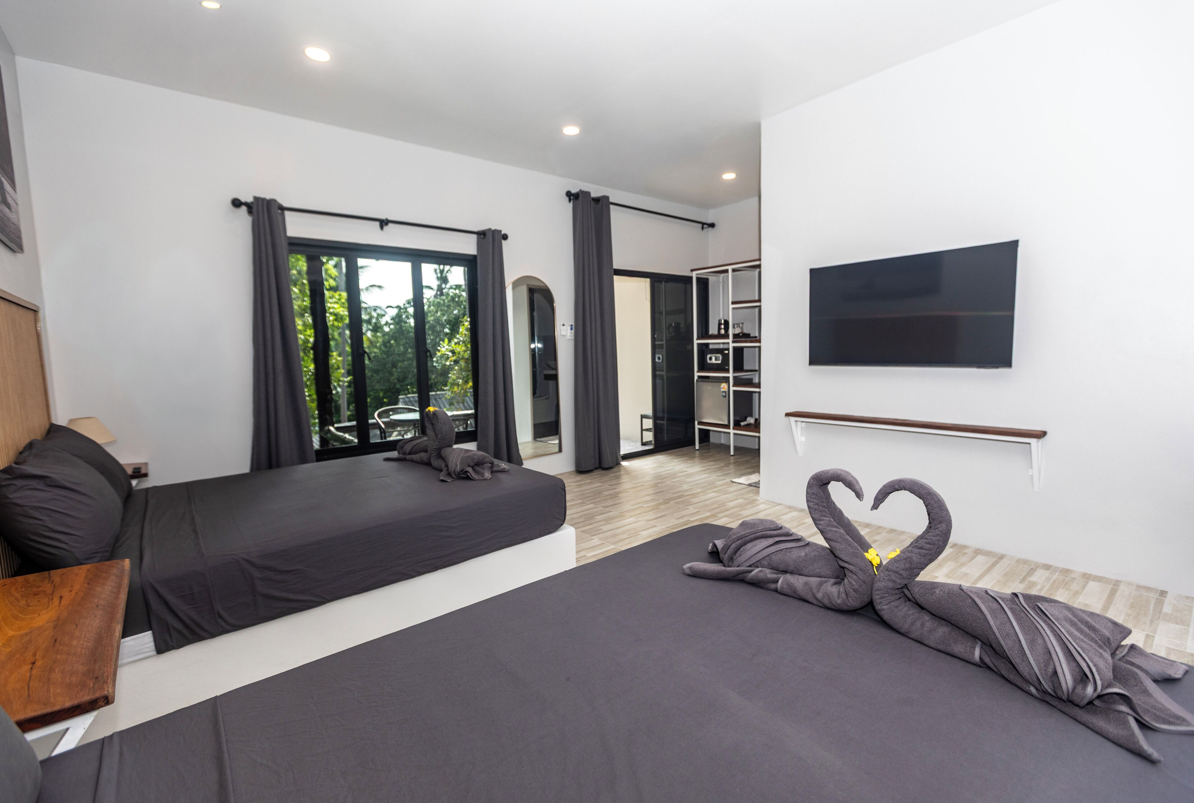 Habitación cuádruple de lujo | Caja de seguridad en la habitación, wifi gratis y ropa de cama 