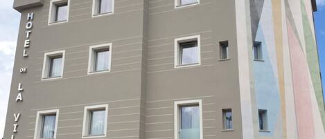 Minibar, coffres-forts dans les chambres, bureau, draps fournis