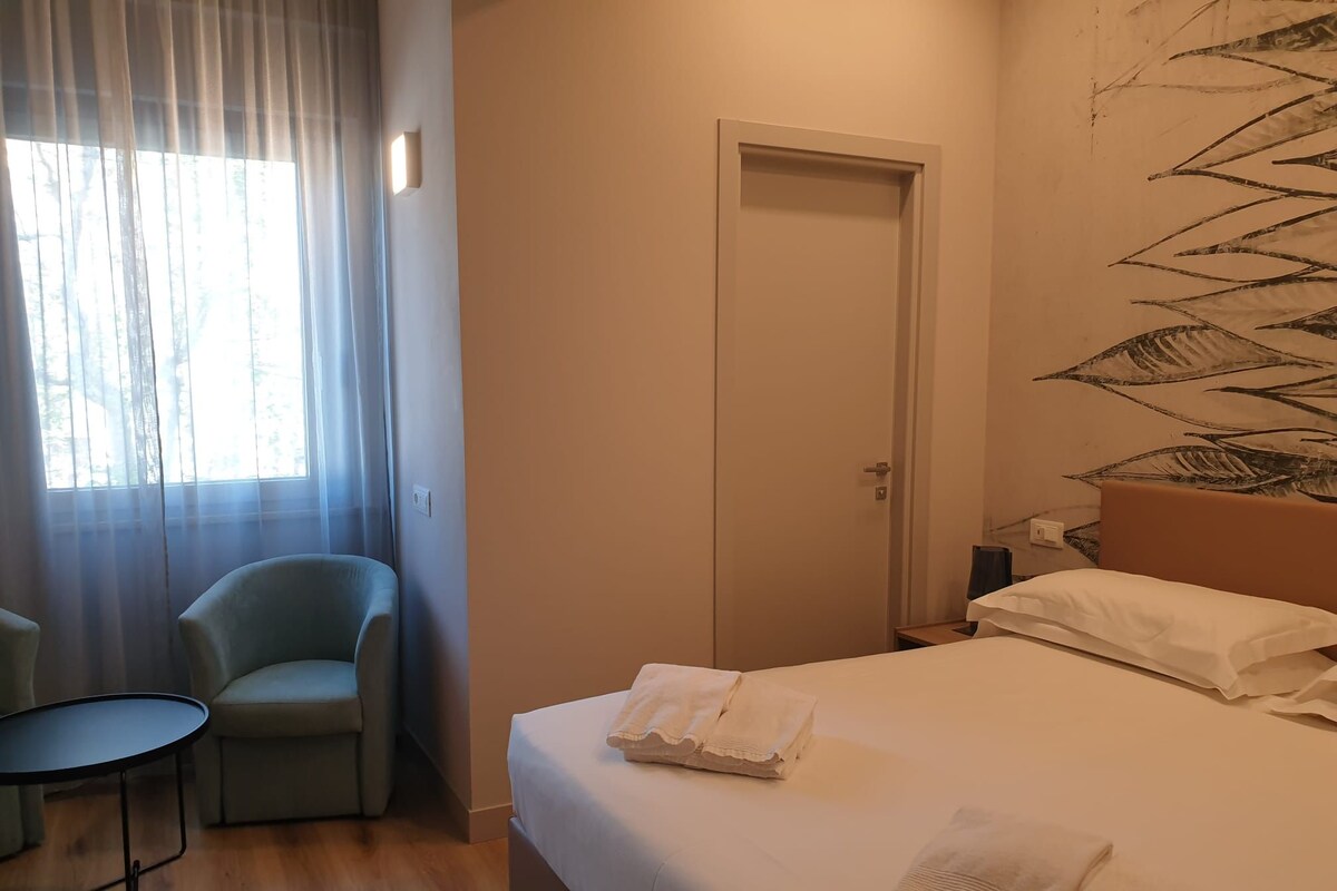 Dobbelt- eller tomannsrom – deluxe | Minibar, safe på rommet, skrivebord og sengetøy