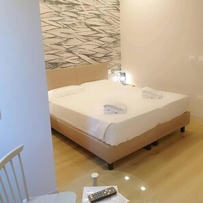 Deluxe kamer, 1 twee- of 2 eenpersoonsbedden | Een minibar, een kluis op de kamer, een bureau, beddengoed