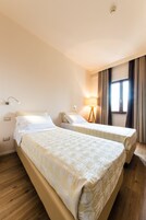 Minibar, caja de seguridad en la habitación, escritorio y ropa de cama 