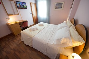 Classic Double or Twin Room | Minibar, in-room safe, desk, bed sheets