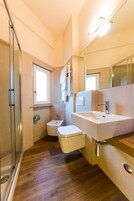 Ducha, artículos de tocador gratuitos, secador de pelo, bidet