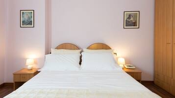 Habitación clásica con 1 cama doble o 2 individuales | Minibar, caja fuerte, escritorio y ropa de cama