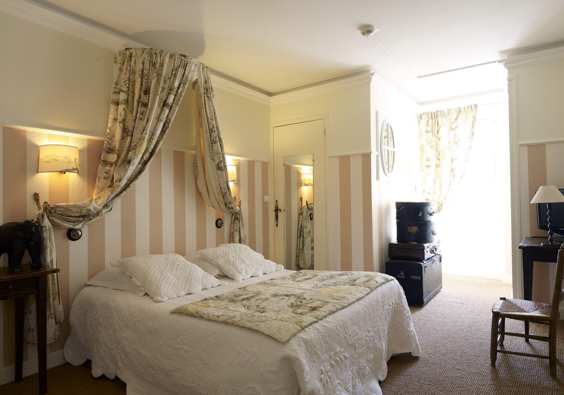 comfort room, 1 double bed | in-room safe, desk, blackout curtains, soundproofing