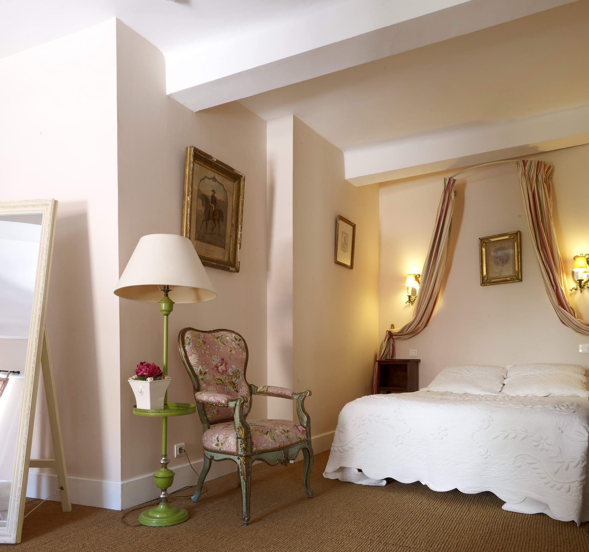 classic room, 1 queen bed | in-room safe, desk, blackout curtains, soundproofing