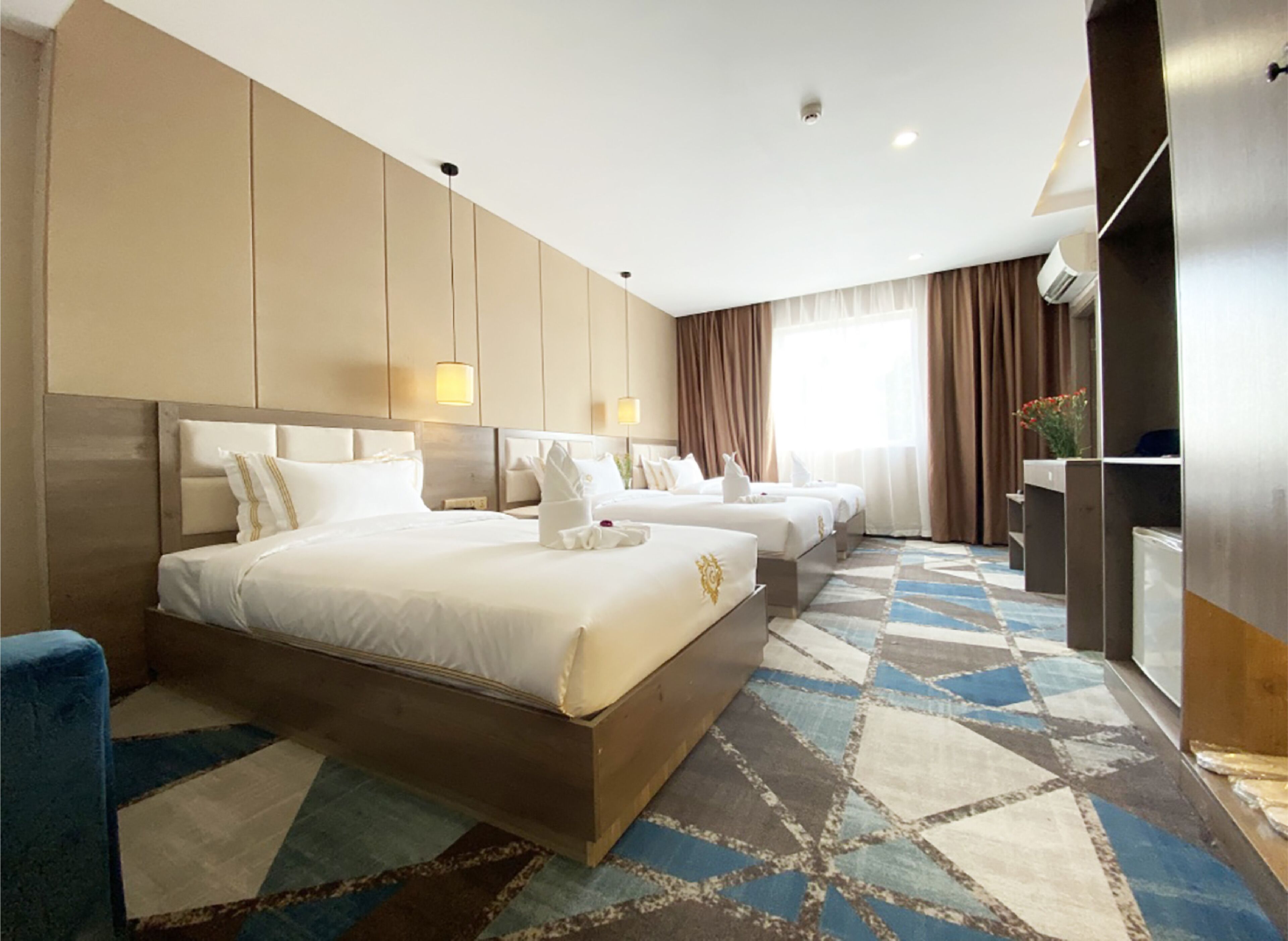 deluxe triple room | minibar, in-room safe, desk, blackout curtains