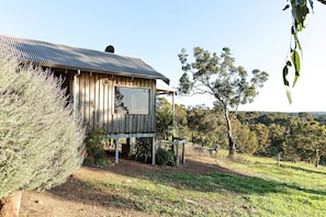 Honeybee Cottage (No Children Allowed) | Hypo-allergenic bedding, iron/ironing board, free WiFi, bed sheets - Wildwood Valley (Yallingup)