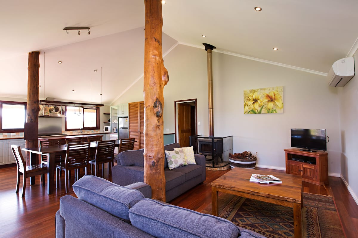 高级村舍 | 起居区 | 电视、DVD 播放器