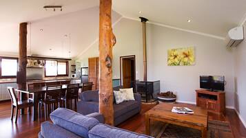 Cottage Supérieur | Coin séjour | Télévision, lecteur de DVD