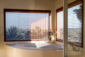 Honeybee Cottage (No Children Allowed) | Bathroom | Free toiletries, hair dryer, towels - Wildwood Valley (Yallingup)