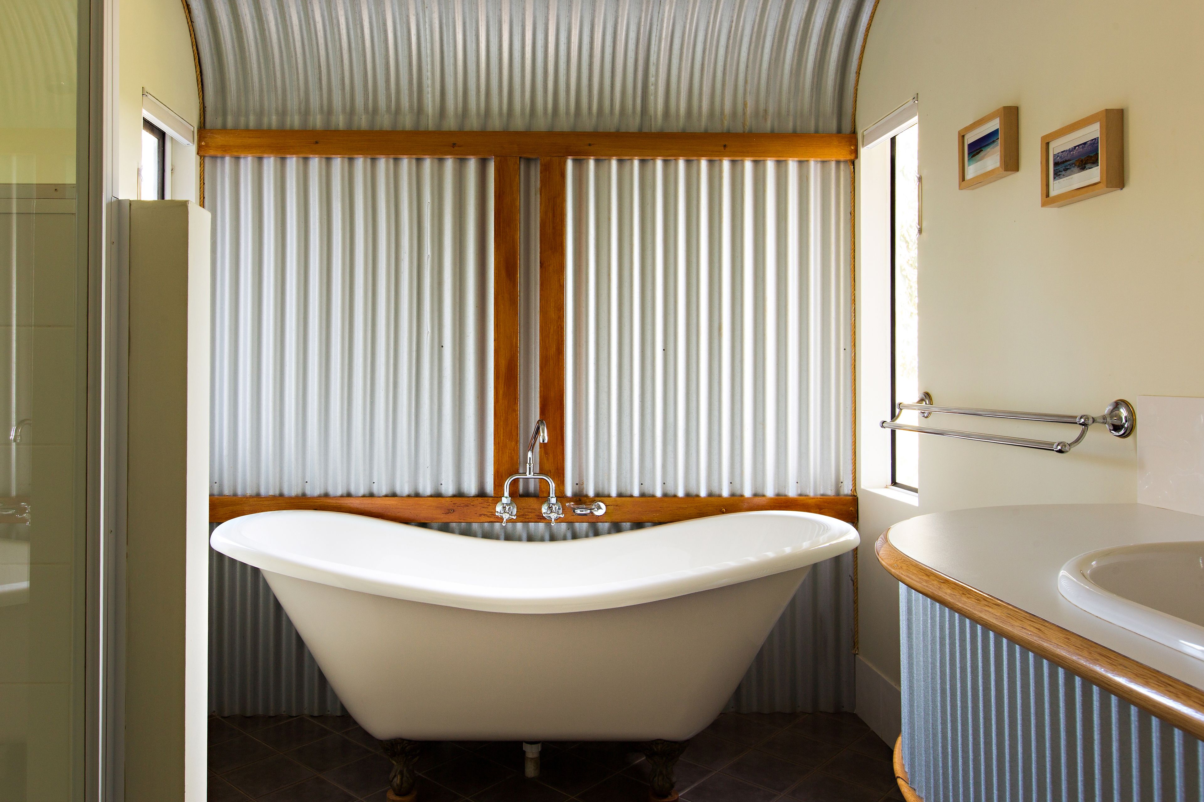 dragonfly cottage | bathroom | free toiletries, hair dryer, towels