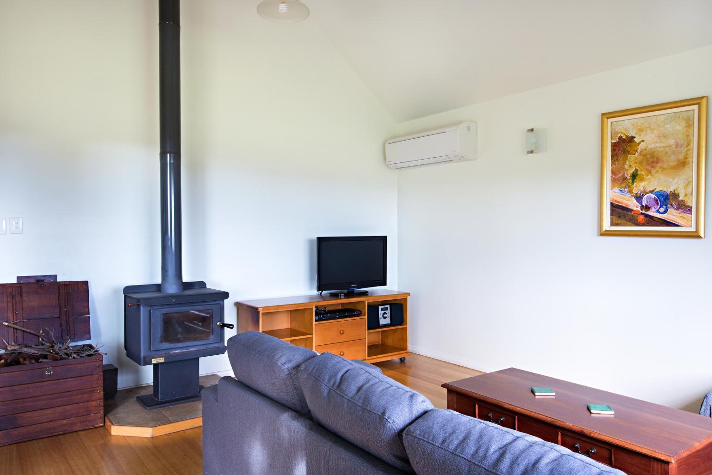 dragonfly cottage | living room | tv, dvd player