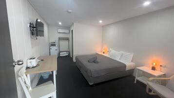 Double Room | Desk, free WiFi, bed sheets