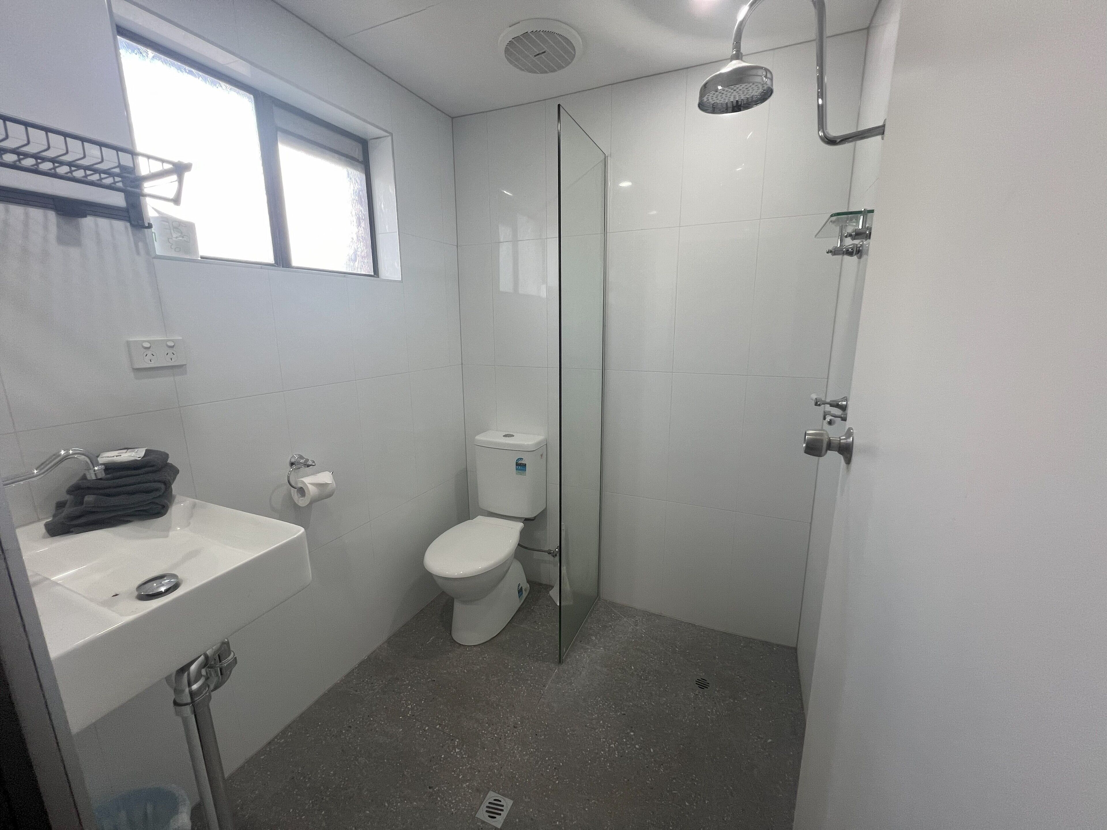 Regadera, amenidades de baño gratuitas, secadora de cabello, toallas 