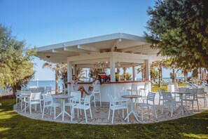 4 bars, bar en bord de piscine