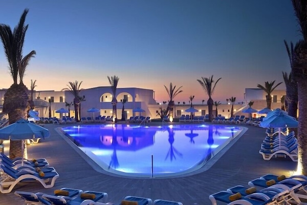 Seasonal outdoor pool, pool umbrellas, sun loungers