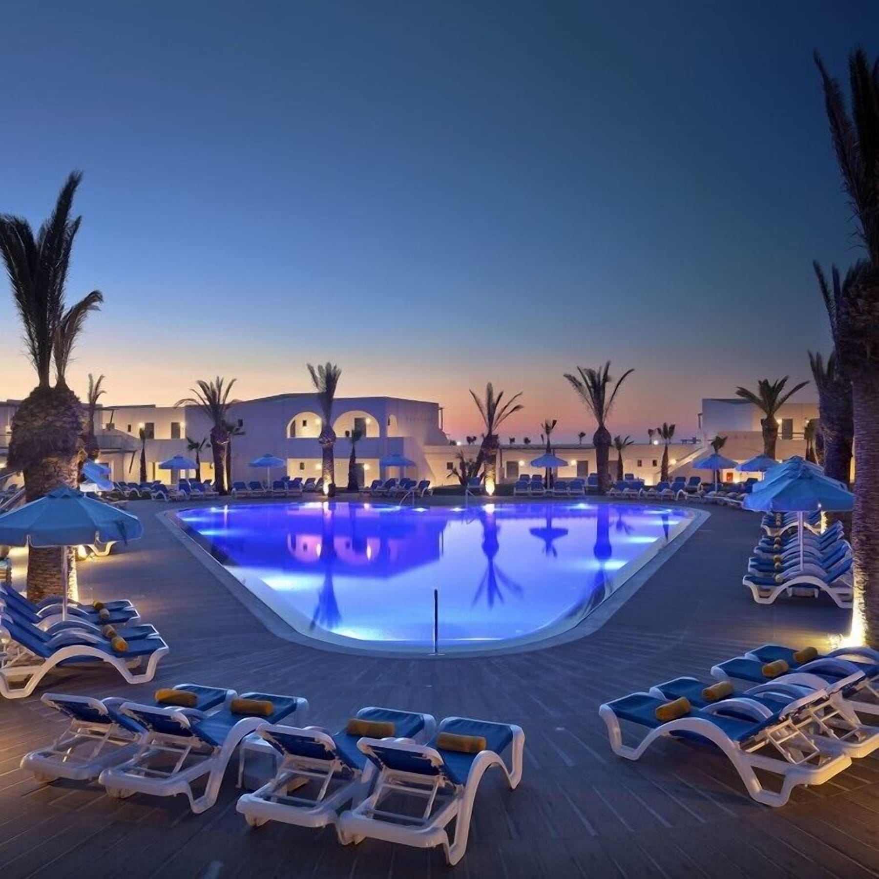 Piscine extérieure en saison, parasols, chaises longues