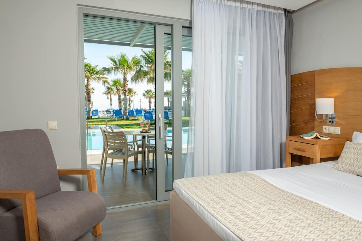 Suite, Pool Access, Sea View | 1 bedroom, in-room safe, soundproofing, free WiFi