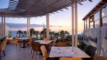 4 restaurants; breakfast, lunch and dinner served